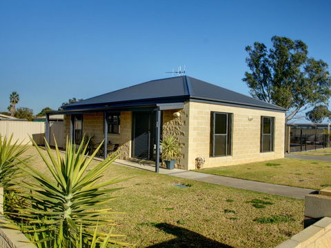 DBJ Holiday Units - Accommodation Rockhampton 0