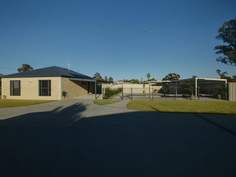 DBJ Holiday Units - Accommodation Rockhampton 1
