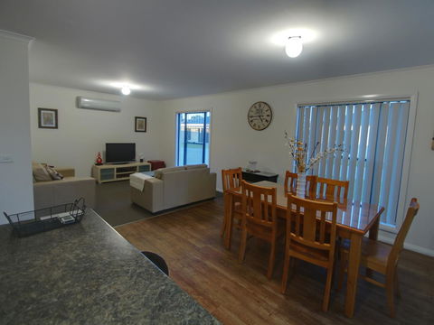 DBJ Holiday Units - Accommodation Rockhampton 3
