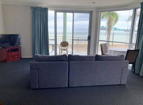 Hilton Beachfront Motel - Accommodation Rockhampton 7