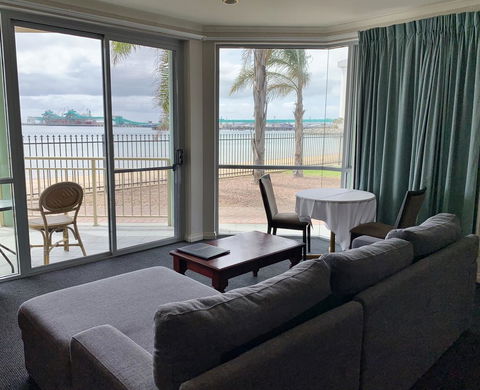 Hilton Beachfront Motel - Accommodation Rockhampton 15