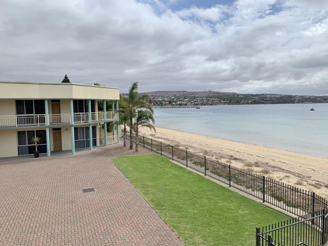 Hilton Beachfront Motel - Accommodation Rockhampton 13