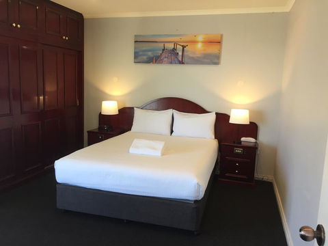 Hilton Beachfront Motel - Accommodation Rockhampton 8