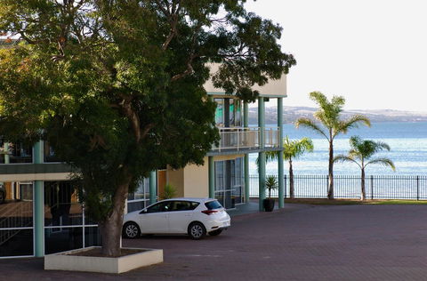 Hilton Beachfront Motel - Accommodation Rockhampton 42