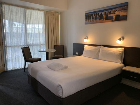 Hilton Beachfront Motel - Accommodation Rockhampton 1