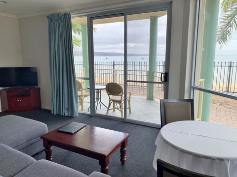 Hilton Beachfront Motel - Accommodation Rockhampton 3