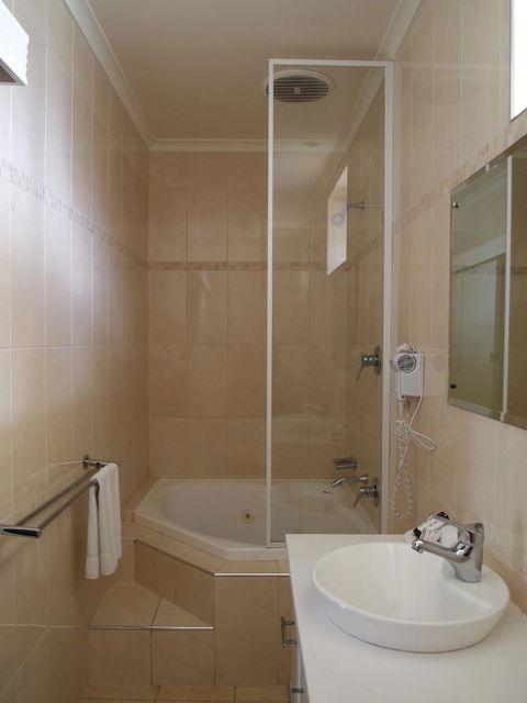 Hilton Beachfront Motel - Accommodation Rockhampton 44