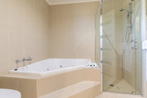 Mick O\'Sheas - Accommodation Rockhampton 22