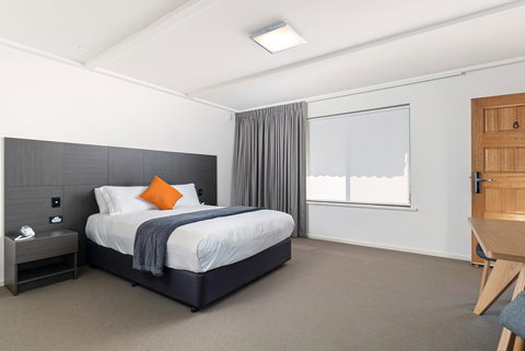 Mick O\'Sheas - Accommodation Rockhampton 4