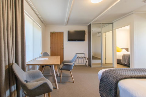Mick O\'Sheas - Accommodation Rockhampton 5