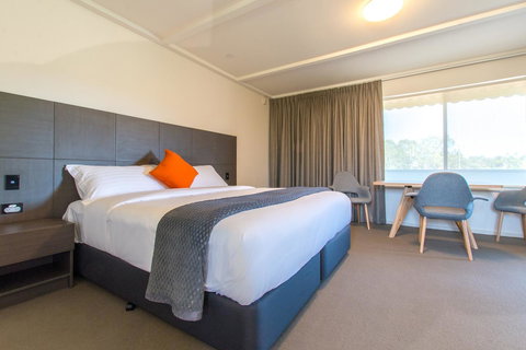 Mick O\'Sheas - Accommodation Rockhampton 0