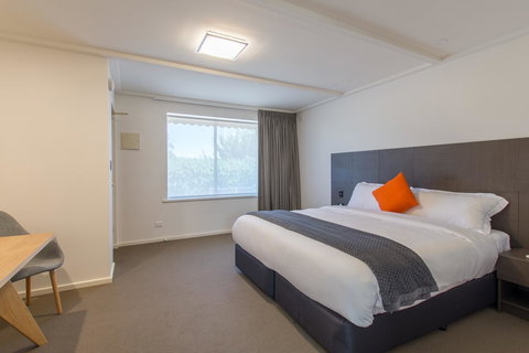 Mick O\'Sheas - Accommodation Rockhampton 9