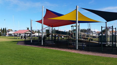 Townhouse On The Marina - Accommodation Rockhampton 11