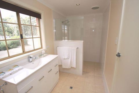 Clare Central - Accommodation Rockhampton 9