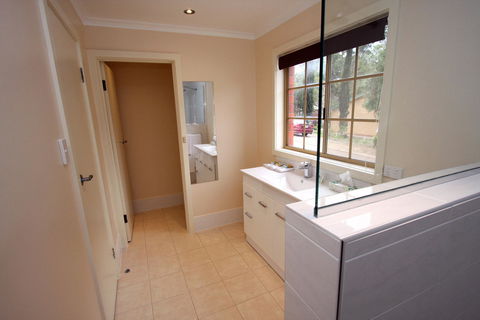 Clare Central - Accommodation Rockhampton 11