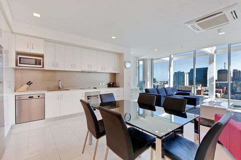 Light And Spacious, Stunning Views Of Adelaide - Accommodation Rockhampton 3