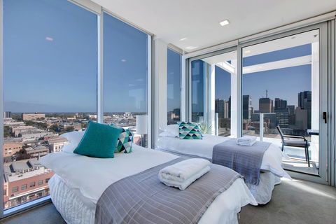Light And Spacious, Stunning Views Of Adelaide - Accommodation Rockhampton 6