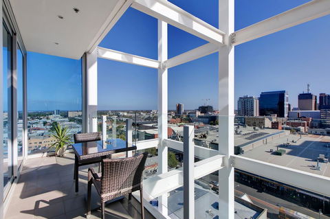 Light And Spacious, Stunning Views Of Adelaide - Accommodation Rockhampton 1