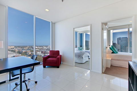 Light And Spacious, Stunning Views Of Adelaide - Accommodation Rockhampton 7