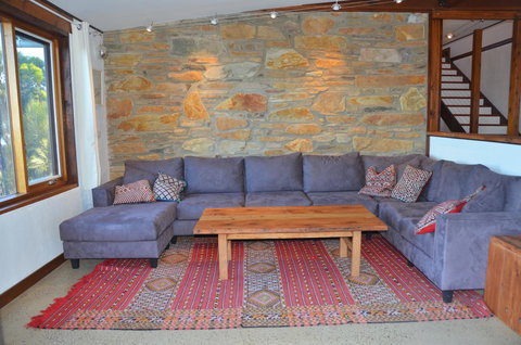 Of Stone & Wood Guesthouse - Accommodation Rockhampton 9