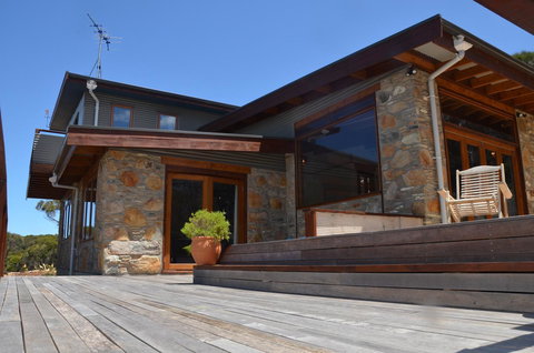 Of Stone & Wood Guesthouse - Accommodation Rockhampton 1