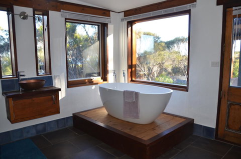 Of Stone & Wood Guesthouse - Accommodation Rockhampton 14