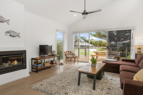 Sea View At Silver Sands - C21 SouthCoast Holidays - Accommodation Rockhampton 4