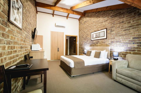 The Lodge By Manna - Accommodation Rockhampton 3