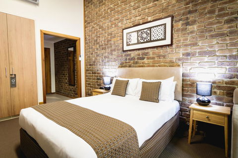 The Lodge By Manna - Accommodation Rockhampton 2