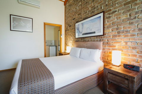 The Lodge By Manna - Accommodation Rockhampton 6