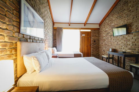 The Lodge By Manna - Accommodation Rockhampton 10