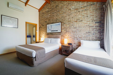 The Lodge By Manna - Accommodation Rockhampton 8