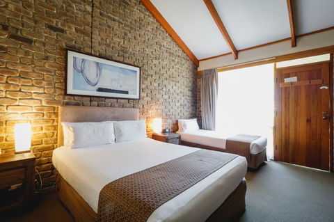 The Lodge By Manna - Accommodation Rockhampton 9