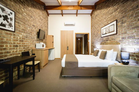 The Lodge By Manna - Accommodation Rockhampton 1