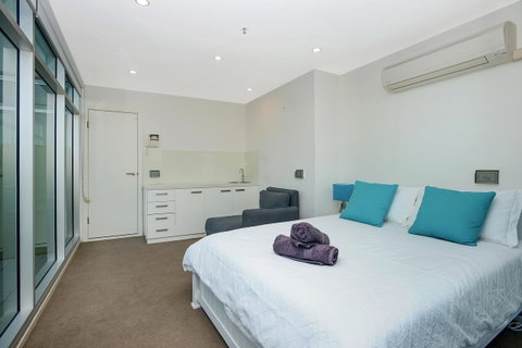 Glenelg Skyline Penthouse - Accommodation Rockhampton 12