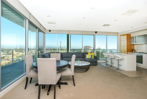 Glenelg Skyline Penthouse - Accommodation Rockhampton 7