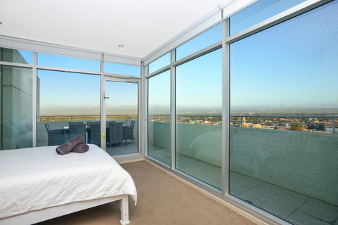 Glenelg Skyline Penthouse - Accommodation Rockhampton 13