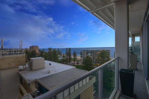 Glenelg Skyline Penthouse - Accommodation Rockhampton 5