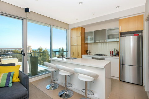 Glenelg Skyline Penthouse - Accommodation Rockhampton 9