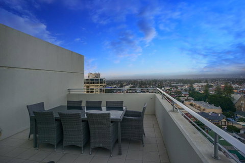 Glenelg Skyline Penthouse - Accommodation Rockhampton 11