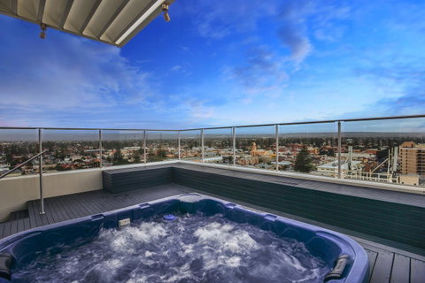 Glenelg Skyline Penthouse - Accommodation Rockhampton 0