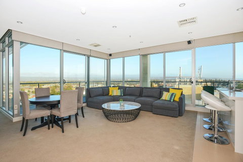 Glenelg Skyline Penthouse - Accommodation Rockhampton 8