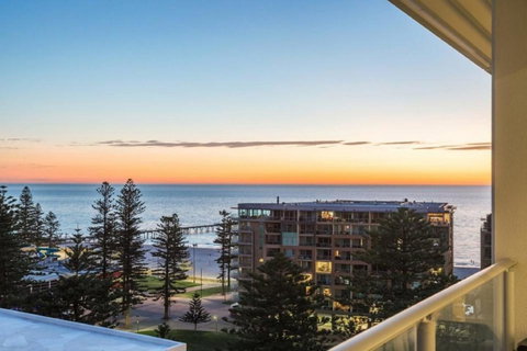 Glenelg Skyline Penthouse - Accommodation Rockhampton 3