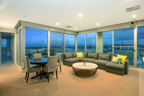 Glenelg Skyline Penthouse - Accommodation Rockhampton 4