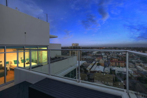 Glenelg Skyline Penthouse - Accommodation Rockhampton 10
