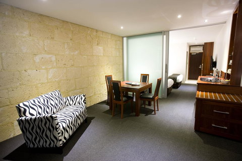 The Commodore - Accommodation Rockhampton 12