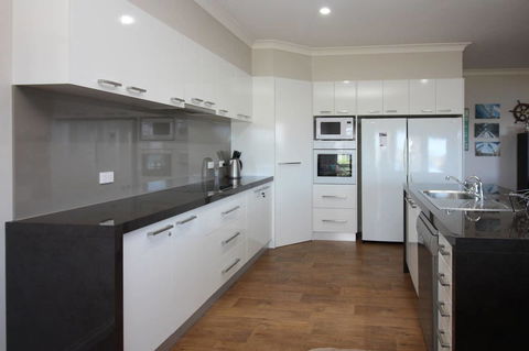 Waterfront On Osprey - Accommodation Rockhampton 13