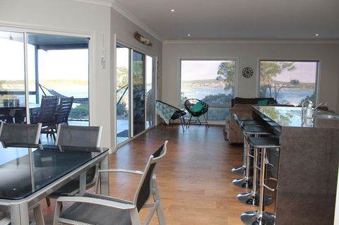 Waterfront On Osprey - Accommodation Rockhampton 7