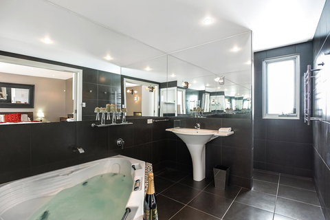 Esplanade Escape - Accommodation Rockhampton 7