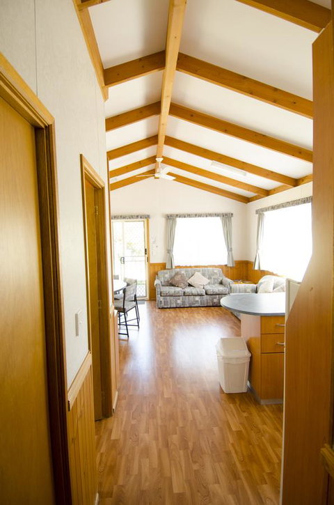 Lakeside Tourist Park - Accommodation Rockhampton 5